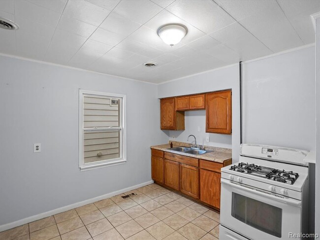 Building Photo - SECTION 8 FRIENDLY!!! AVAILABLE FOR MOVE-I...