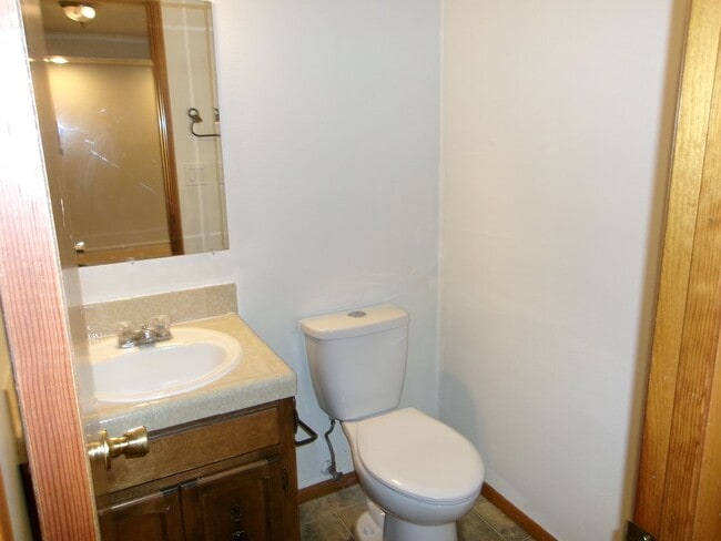 Building Photo - 2 Bedroom Condo