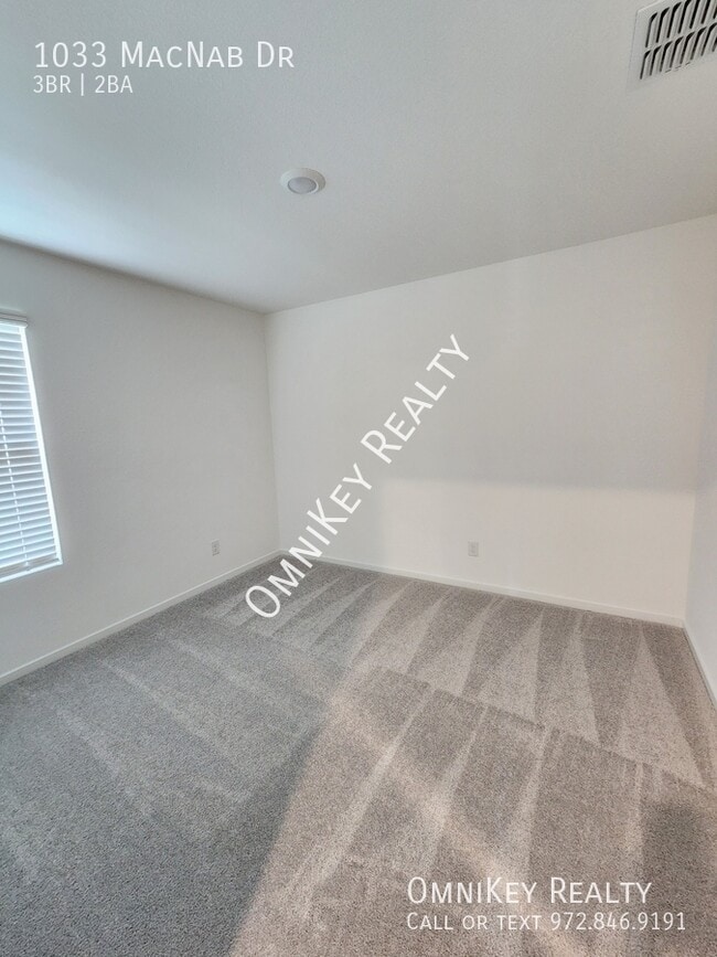 Building Photo - 1033 Macnab Dr