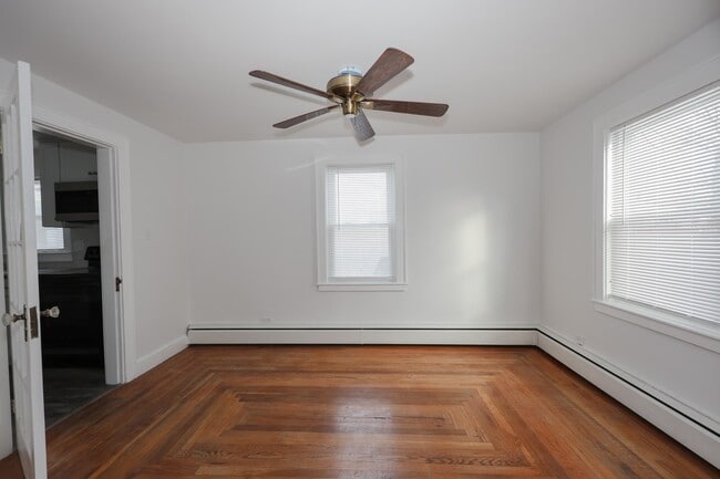 Building Photo - 154 Manning St