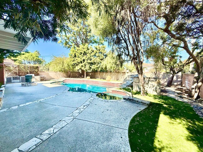 Building Photo - MUST SEE 6 BEDROOM 3 BATH HOUSE - SOUTH TO...