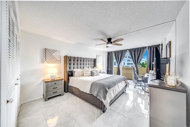 Building Photo - 3581 S Ocean Blvd