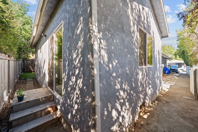 Building Photo - Private turfed yard!