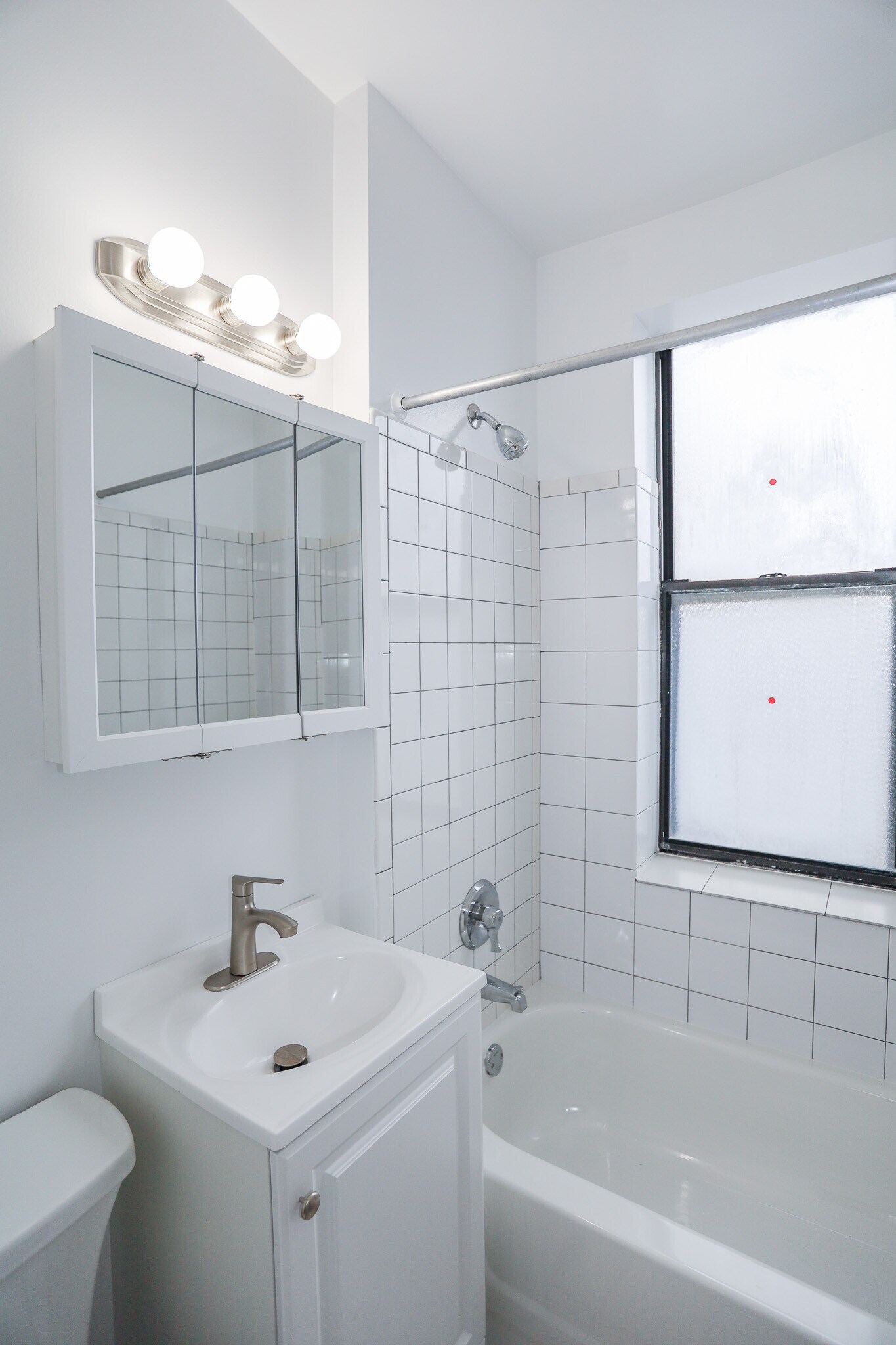 Building Photo - 6106 N Kenmore Ave