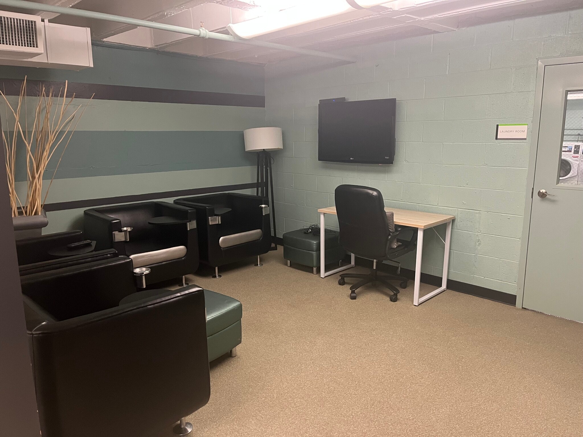 TV lounge - 1101 3rd St SW