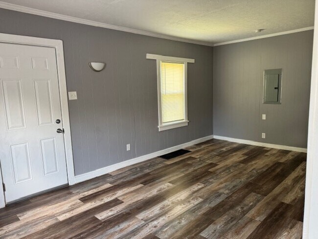 Building Photo - 3 Bedroom, 1 Bath Cape Cod Home w/Detached...