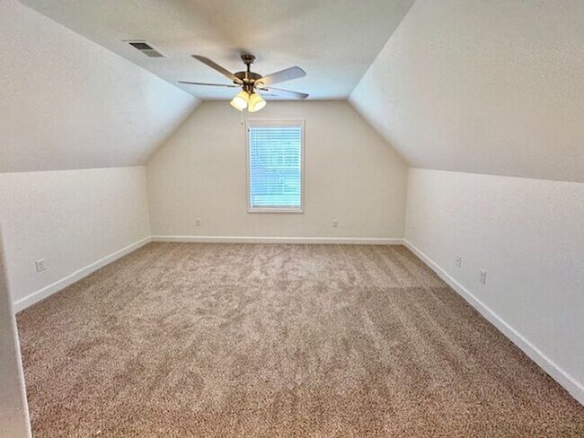 Building Photo - Move In Special! Half off August Rent. Con...