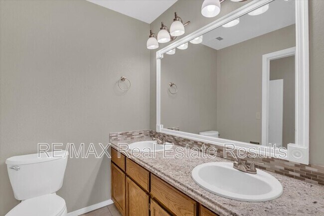 Building Photo - 5 Yates Ln