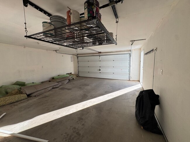 Building Photo - Prime Location University Townhome!