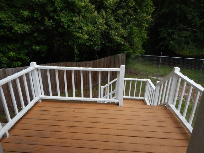 Building Photo - Adorable 2 bedroom 2 bath single family home with fully fenced in back yard. One car driveway.