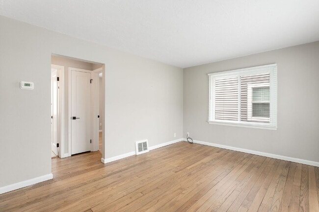 Building Photo - 410 W Angela Blvd