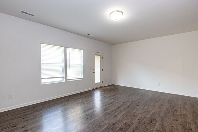 Building Photo - BEAUTIFUL 3 Bedroom Townhome Bonterra Village AVAILABLE NOW