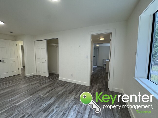 Building Photo - Fully Renovated 4-Bedroom Home with in Lak...