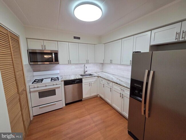 Building Photo - 809 Red Lion Rd