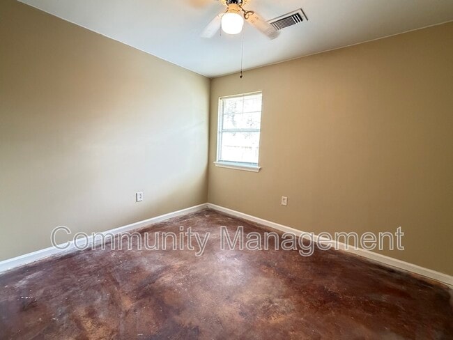 Building Photo - 1314 N Range Ave