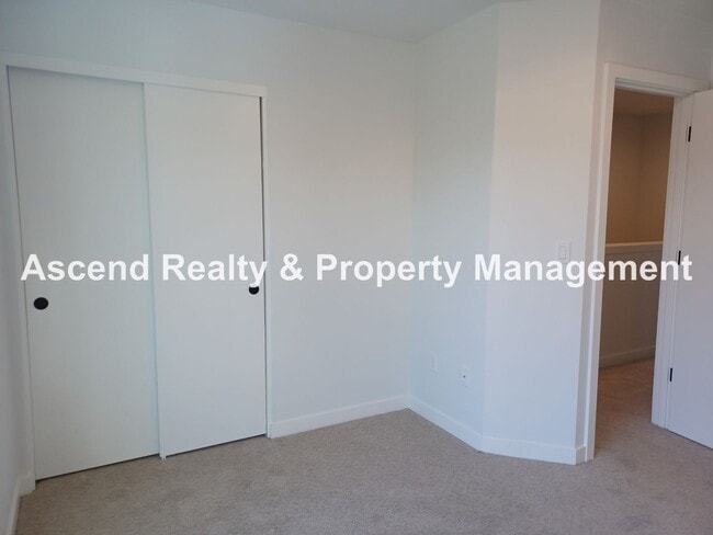Building Photo - Newer 2 Level Townhome with Patio in Alberta Available August 10 Garbage Included Small Pets OK