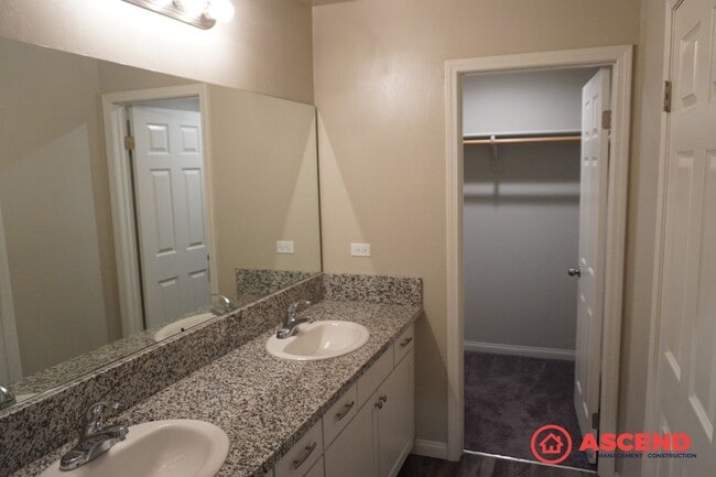 Building Photo - Stunning Home Off of Taft Highway and South H Street!