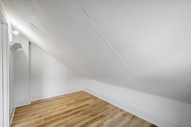 Building Photo - READY FOR MOVE IN! FULLY RENOVATED 2-BEDRO...