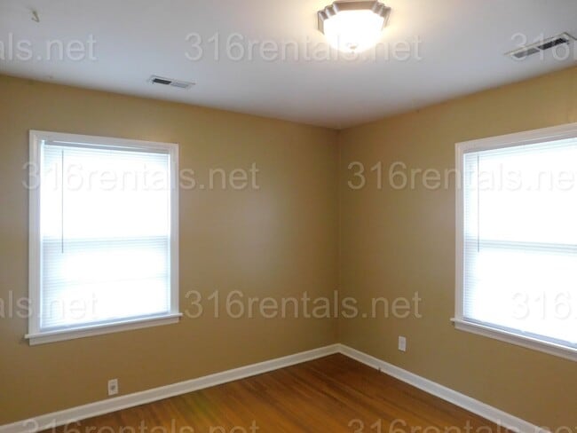Building Photo - $1000 - 3 bed 1 bath - Single Family Home