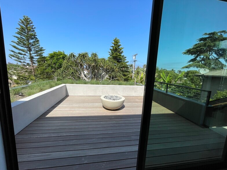 Outdoor deck - 1825 Wilstone Ave
