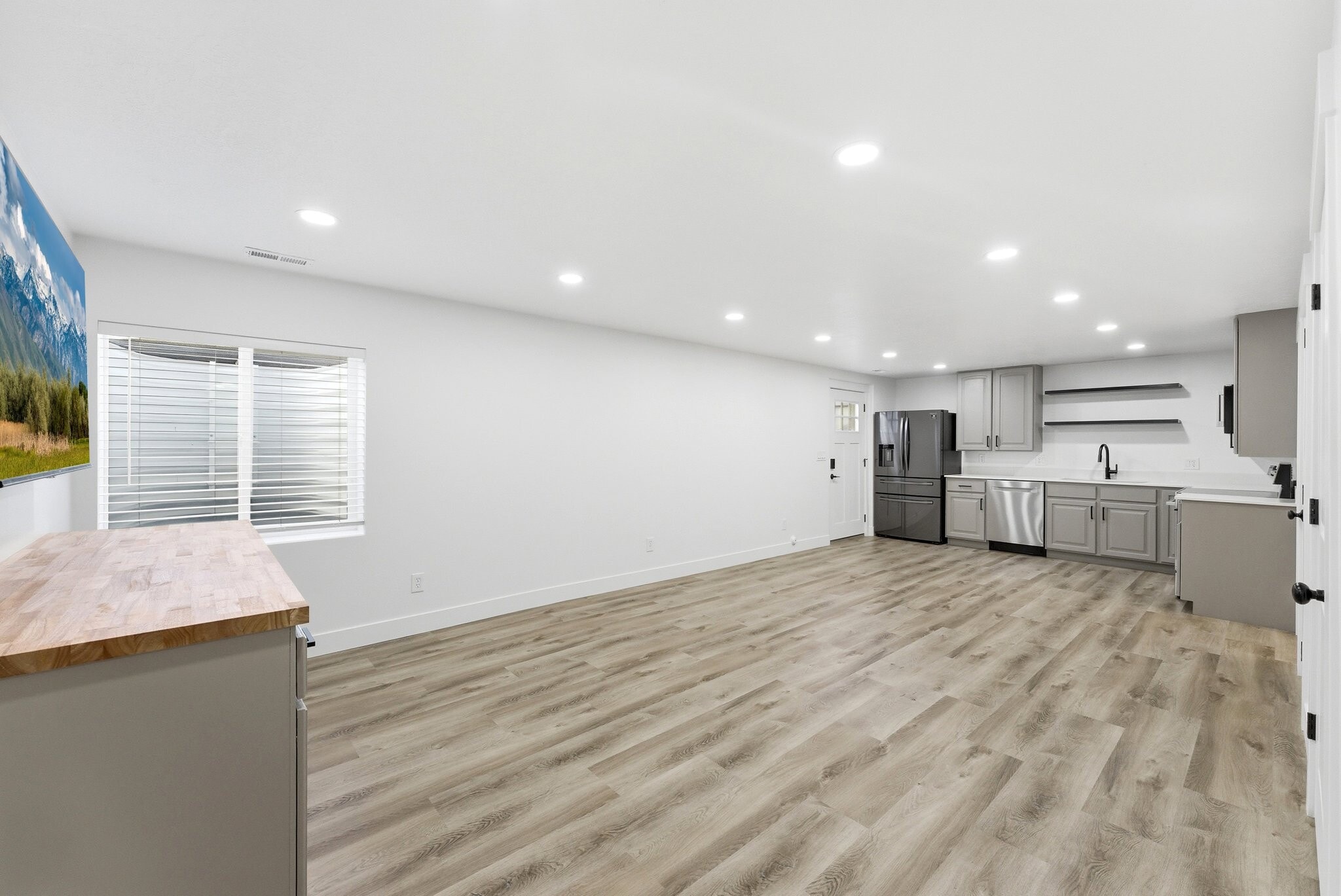 Building Photo - 2432 W Santa Fe Dr