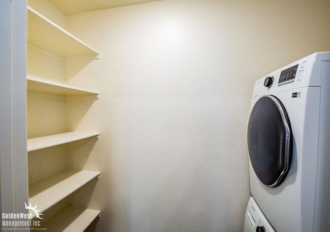 Building Photo - Cozy 2Bdm 2Ba Townhome with Community Pool...