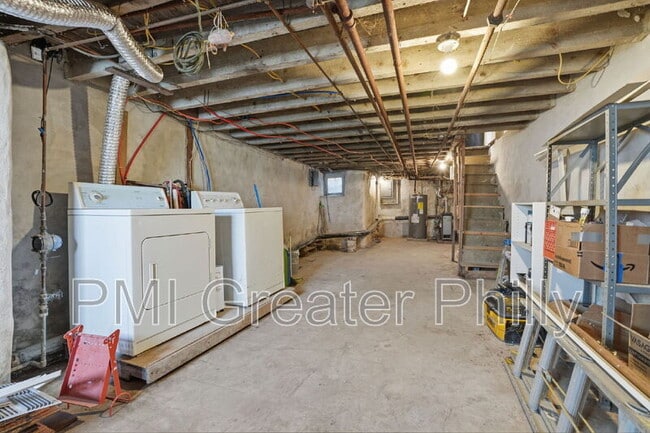 Building Photo - 1916 S Salford St