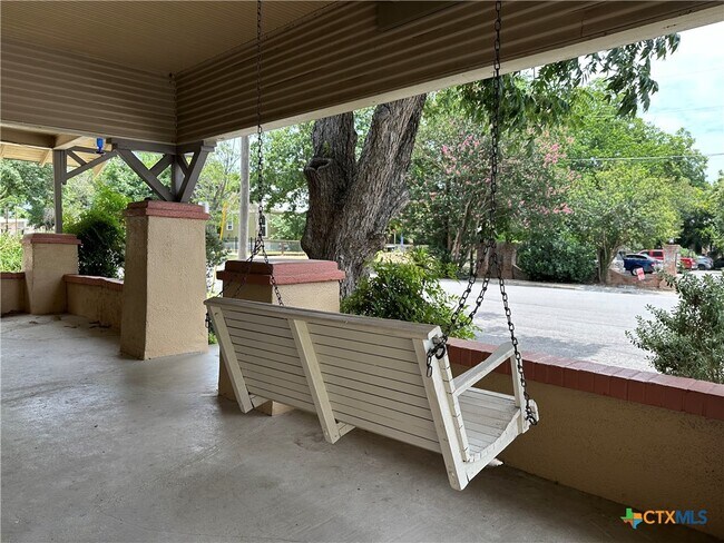 Building Photo - 420 W San Antonio St