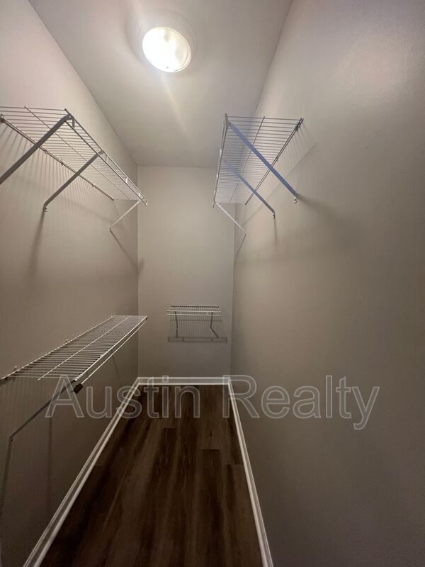 Building Photo - 6431 Brookfield Ct Dr