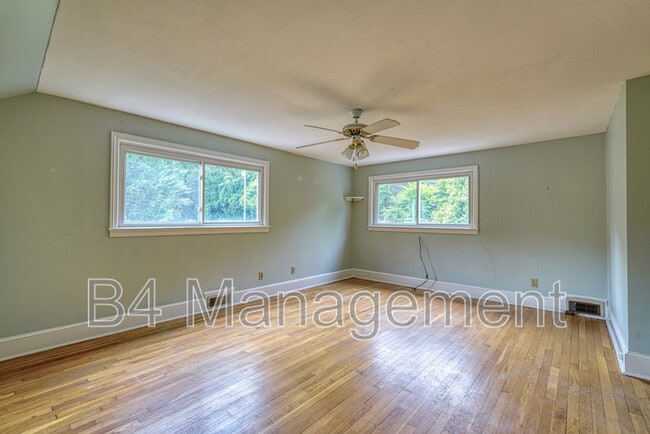 Building Photo - 925 Brentwood Dr