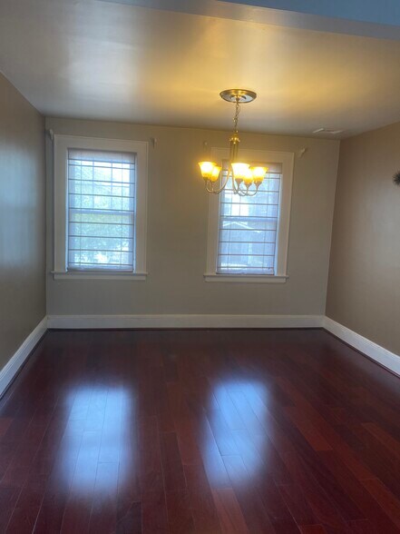 dinneroom - 572-2 New Jersey Ave