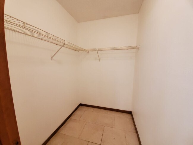 Building Photo - Spacious 3 bedroom/2bath/2 car garage in Lake Sarasota - Coming February