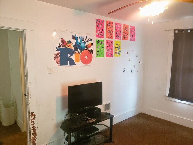 Building Photo - Inviting 2-Bedroom Home with Spacious Livi...