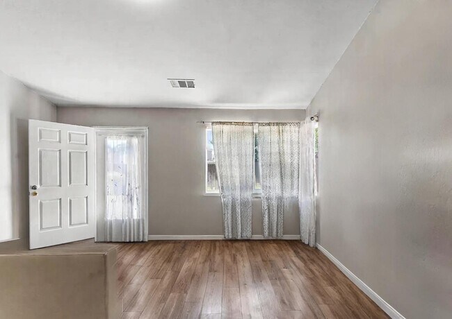 Building Photo - 10512 Anacostia Way