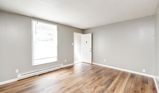 Building Photo - 366 Wrexham Ave