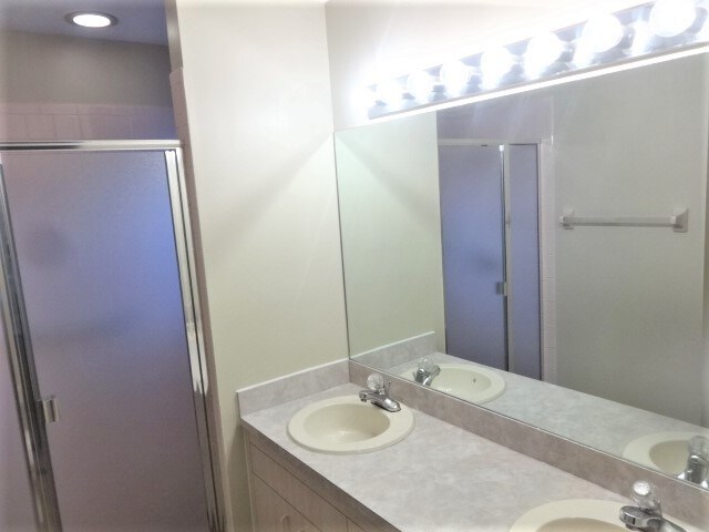 Building Photo - 3334 Lakeview Cir