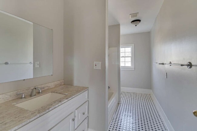 Building Photo - Charming Downtown Savannah Rental Property