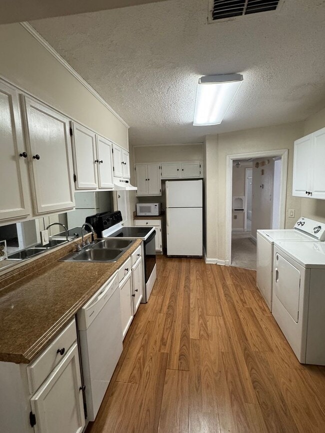 Building Photo - Large Cloverdale Apartment