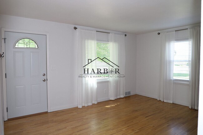 Building Photo - 406 18th Ave SW