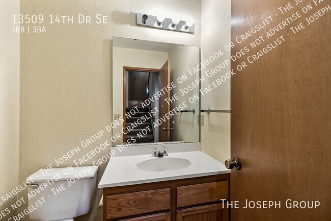 Building Photo - 13509 14th Dr SE