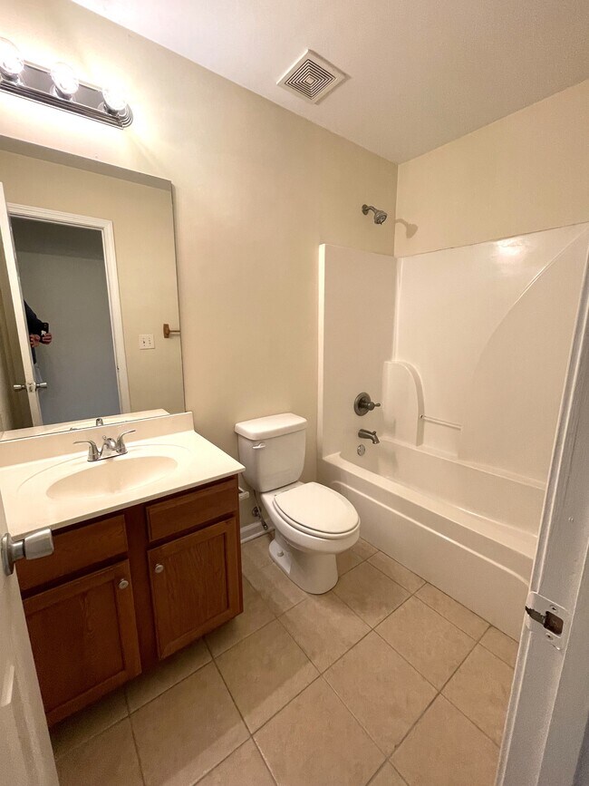 Building Photo - 112 Pineview Ct