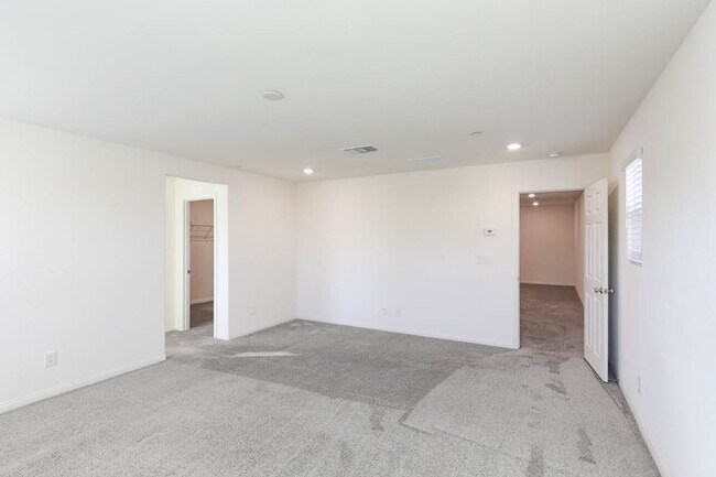 Building Photo - INSPIRADA BEAUTY WITH BED AND FULL BATH ON 1ST FLOOR