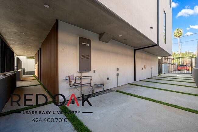 Building Photo - 1999 Vista Del Mar Ave