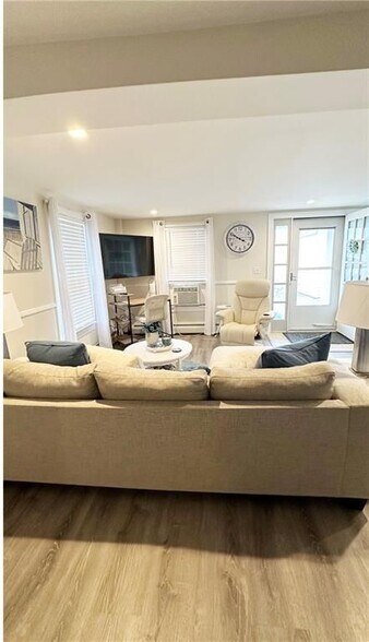 Building Photo - 227 Thames St