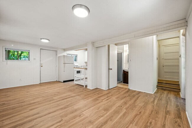 Building Photo - 212 Barclay Rd
