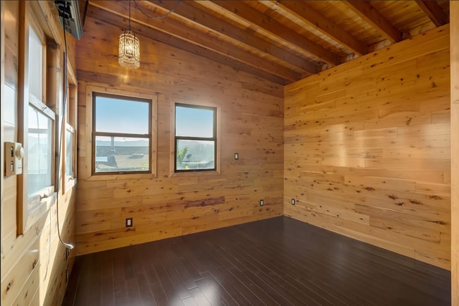 Cottage Bedroom - 10 Tucker Ave