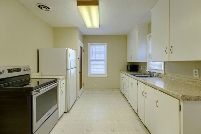 Building Photo - Charming 2 Bedroom With Spacious Living In Benson!!