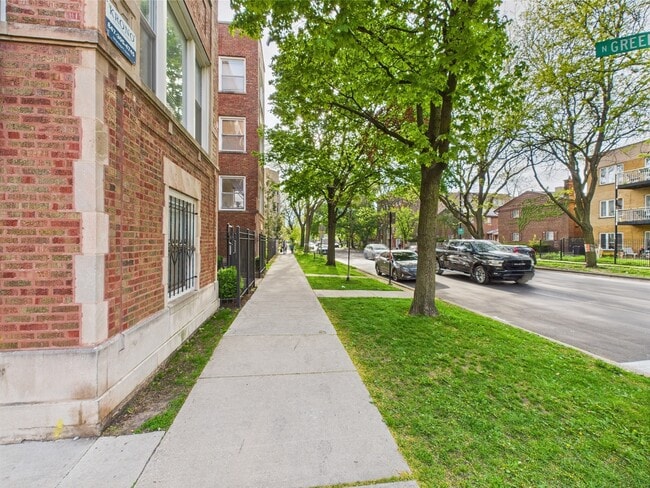 Building Photo - 6750 N Greenview Ave