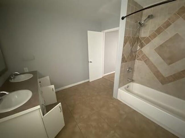 Building Photo - Large 5 bedroom 2 bath home in Derby