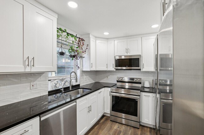 Building Photo - 14 A Lakeside Dr